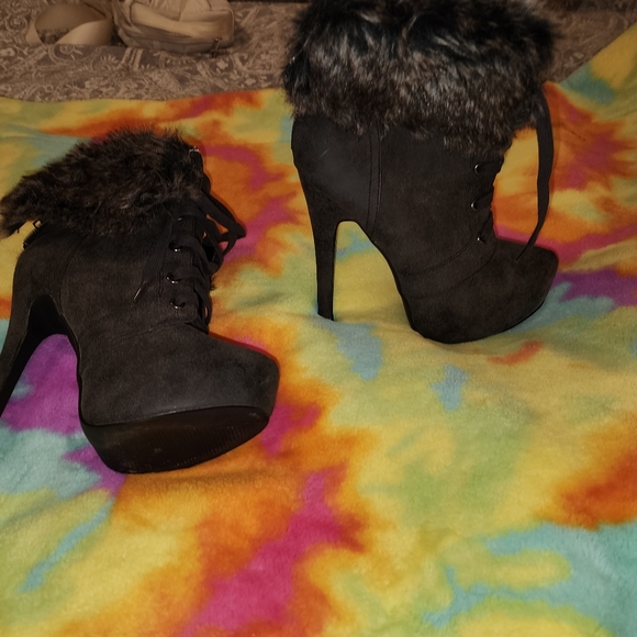7.5 fuzzy high-heeled booties in brown - Picture 5 of 5